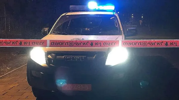 זירת ירי ברהט עם כוחות משטרה ואמבולנס לאחר אירוע ירי קטלני