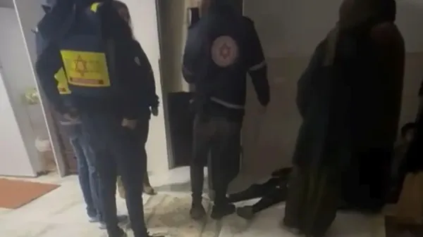 ילדים ותושבים בכפר לא מוכר בנגב מתגוננים בזמן אזעקה ללא מיגון מתאים