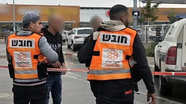 זירת אירוע אלימות סמוך לצומת רהט עם כוחות הצלה לאחר מותו של גבר בן 30