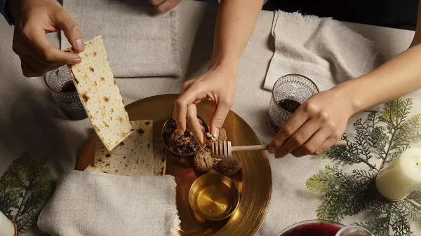 שולחן סדר פסח חגיגי עם מצות, יין וצלחת סדר מסורתית