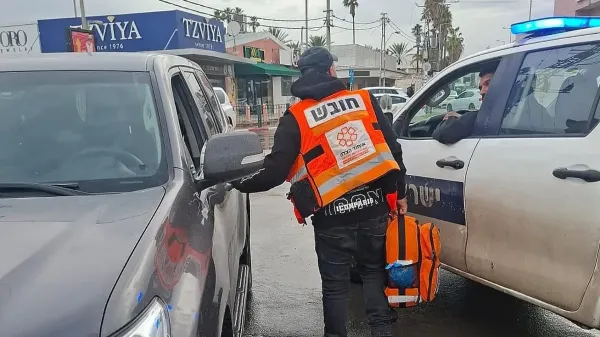 זירת תאונת דרכים קשה בנתיבות שבה נהרגה הולכת רגל לאחר שנפגעה מאוטובוס