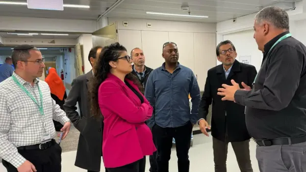 שרן השכל בסיור בזירת נפילה בבאר שבע עם תושבים וכוחות חירום