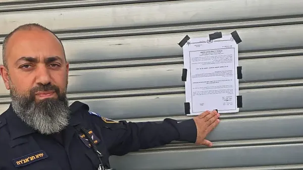 שוטרי משטרת ישראל בפעילות אכיפה בעסק בדרום הארץ