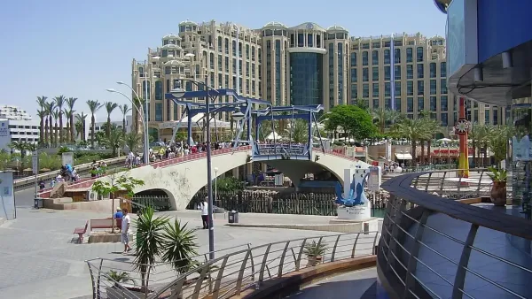תושבים נכנסים למרחב מוגן בעיר אילת בזמן אזעקה