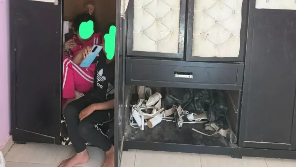 ילדים מתחבאים בארון