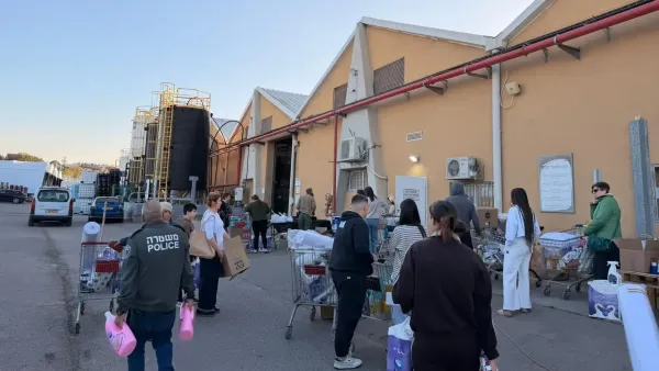 חנות המפעל של קליר באופקים עם משטחים עמוסים במוצרי ניקיון, נייר וחד פעמי