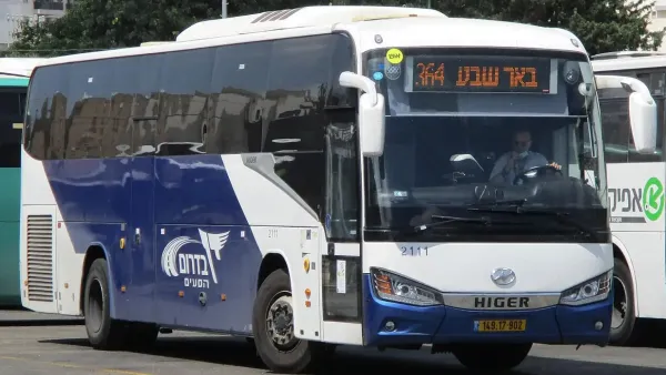 אוטובוס עירוני בתחנה בישראל
