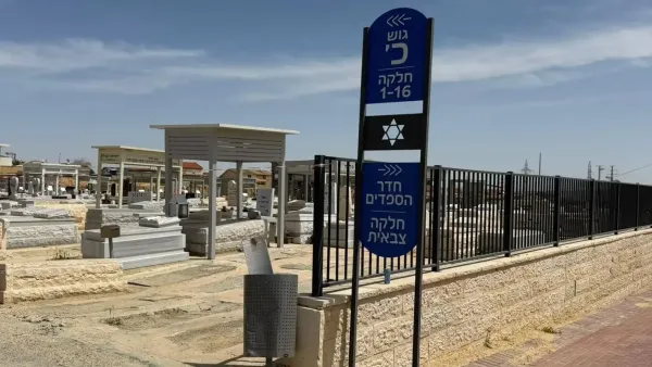 שלטים חדשים בבית העלמין בדימונה עם מספרי גוש וחלקה לאיתור קברים בקלות