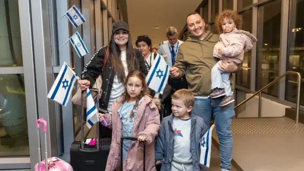 עולים חדשים מגיעים לישראל במסגרת נתוני העלייה לשנת תשפ"ו (קרדיט: אלישע חנקין, דוברות משרד העלייה והקליטה)