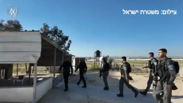 שוטרי משטרת ישראל בפעילות אכיפה בתל שבע, ברקע מסגד ביר אלחמאם והחרמת ציוד הגברה שעוררה סערה פוליטית