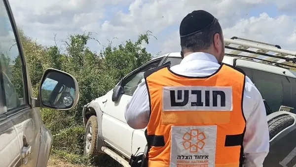 זירת תאונת עבודה בנתיבות, מסור דיסק חשמלי בחצר בית לאחר פציעת גבר במהלך בניית פרגולה
