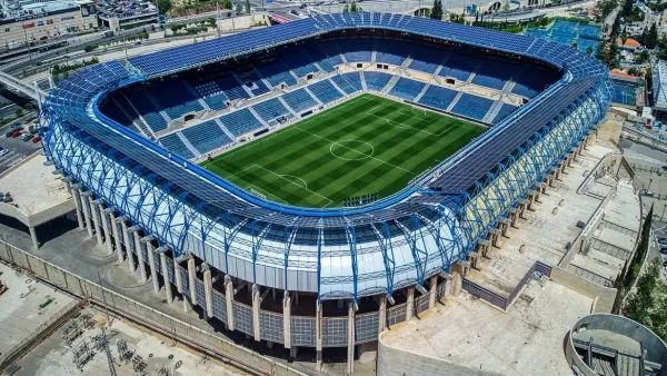 אצטדיון טדי בירושלים מלא באוהדים בזמן משחק כדורגל גדול, לקראת גמר גביע המדינה בין הפועל באר שבע למכבי תל אביב