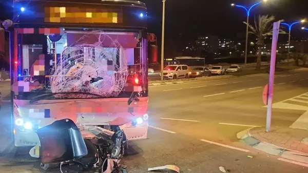 אוטובוס עירוני בזירת תאונת דרכים עם קטנוע פגוע, לאחר התנגשות קטלנית בערד, כשכוחות חירום פועלים במקום