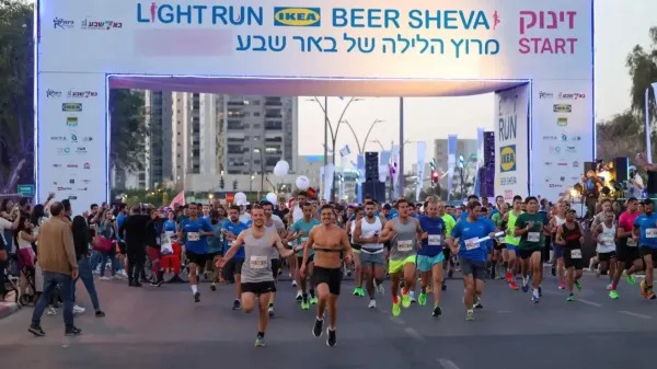 אלפי רצים עם אביזרים זוהרים במרוץ לילה בפארק נחל באר שבע, עם מוזיקה, אורות ובמות פעילות באווירה חגיגית