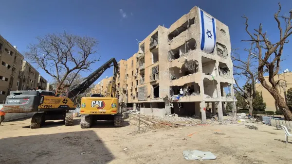 Начинается восстановление Арада: разрушены здания, пострадавшие от иранской ракеты (видео)