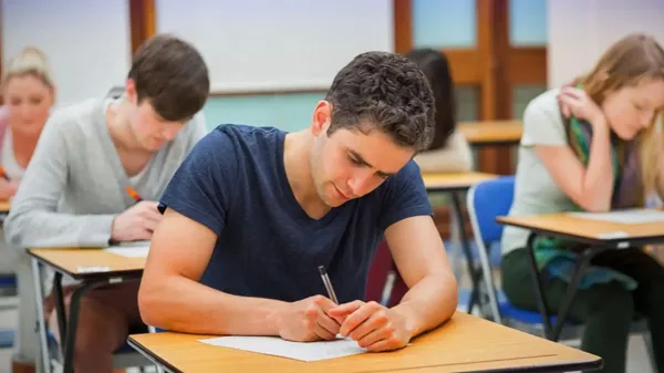 תלמידים נבחנים בבחינת בגרות בכיתה בעקבות מתווה חדש של משרד החינוך עם הקלות משמעותיות