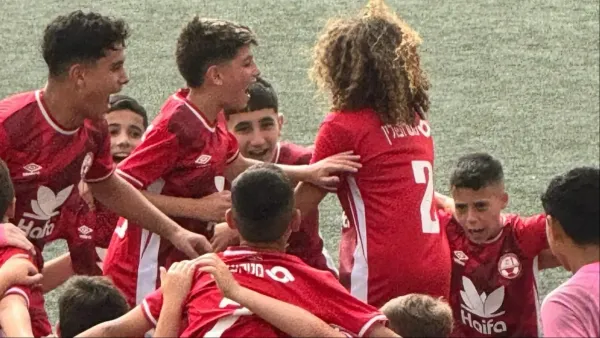 שחקני הפועל באר שבע ילדים ב׳ חוגגים ניצחון בדרבי מול מכבי באר שבע לאחר חזרה למשחקים