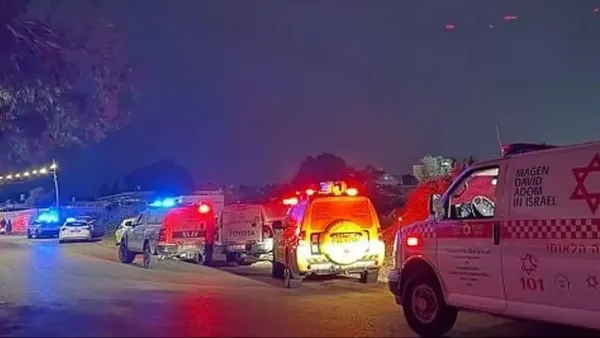 זירת ירי בנתיבות בשעות הבוקר המוקדמות עם כוחות מד"א ומשטרה מטפלים בפצועים ברחוב הגפן