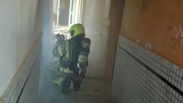 לוחמי אש פועלים בשריפה במלון הרודס ים המלח תוך פינוי אורחים ושחרור עשן מהמבנה