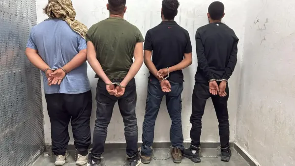 ניידות משטרה בזירת אירוע אלימות בדרום - המחשה למעצר חשודים בעקבות ירי וקטטה