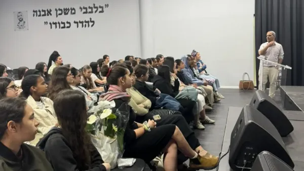 מפגש תלמידות אולפנת אמית אוריה עם אביו של אורי יצחק חדד בבאר שבע, שיחה מרגשת על מורשתו