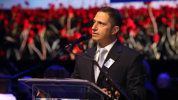 עצרת יום הזיכרון במשכן לאמנויות הבמה בבאר שבע עם קהל ומשפחות שכולות