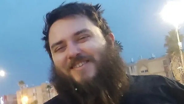 איתי גלעד כהן בן 25 שנעדר מאז נראה לאחרונה בשוק הכרמל בתל אביב, המשטרה מבקשת את עזרת הציבור באיתורו