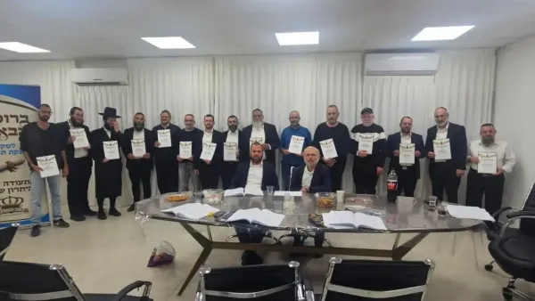 משתתפי קורס משגיחי כשרות בדימונה בטקס הסיום בשיתוף מכון כתר ההלכה