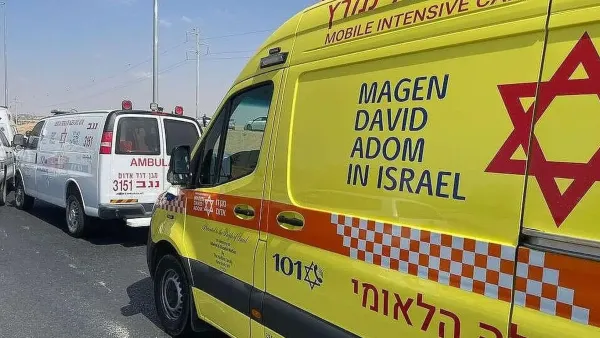 זירת תאונת דרכים בנגב עם צוותי מד"א מעניקים טיפול רפואי לפצועים לאחר סדרת תאונות באזור
