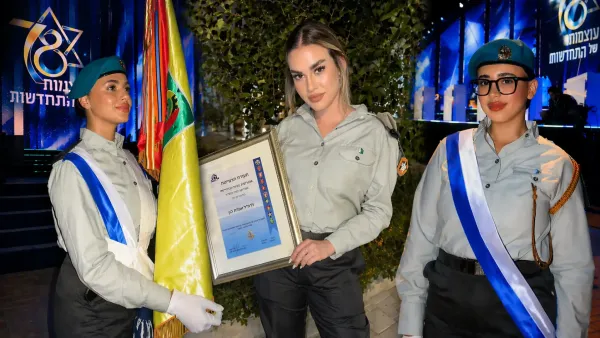 החיילות מבאר שבע, על רקע המצעד והמעמד