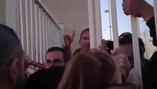 עומס קהל ודוחק באירוע חגיגות העצמאות באגם דימונה, עם אלפי משתתפים ומתחם עמוס במיוחד