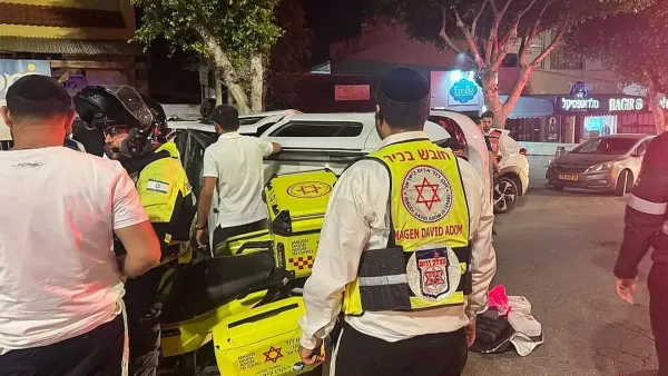 רכב הפוך על צדו לאחר תאונת דרכים בשדרות ירושלים בנתיבות, צוותי הצלה מעניקים טיפול לנהג שנפצע בינוני