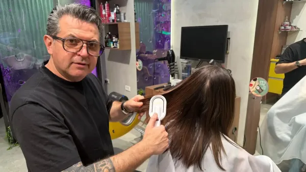 ראובן טפר ואבי רחמים עם LICABRUSH - מברשת שיער חדשנית שפותחה בישראל