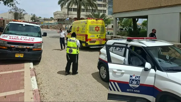 זירת איתור גופת גבר בדירה בערד - מתנדבי זק"א פועלים במקום לשמירה על כבוד המת