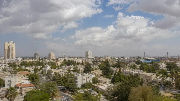 עננים כבדים מעל שמיים בישראל לקראת גשם וסופות רעמים אחרי יום חם ואובך.