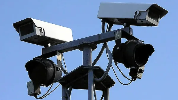 מצלמת אבטחה חכמה מזהה לוחיות רישוי ברחוב עירוני בישראל לצורך אכיפה.