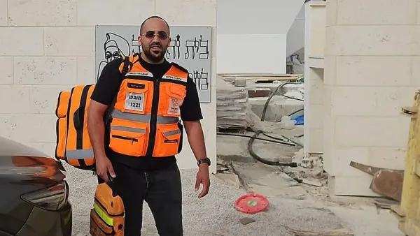 צוותי רפואה מטפלים בפועל שנפל מגובה באתר בנייה בדימונה ופונה לבית החולים