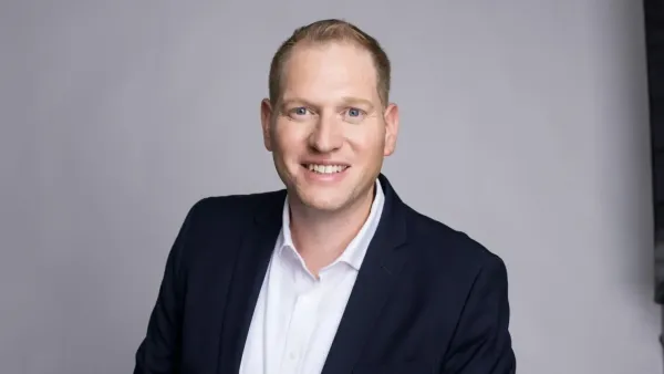 בית ספר במצפה רמון על רקע נוף מדברי במסגרת קמפיין גיוס מורים עם מענקים גבוהים