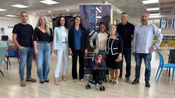 משפחות מפונות בדימונה מקבלות כרטיסי סיוע כספי לאחר פגיעת טילים בעיר במהלך מבצע שאגת הארי