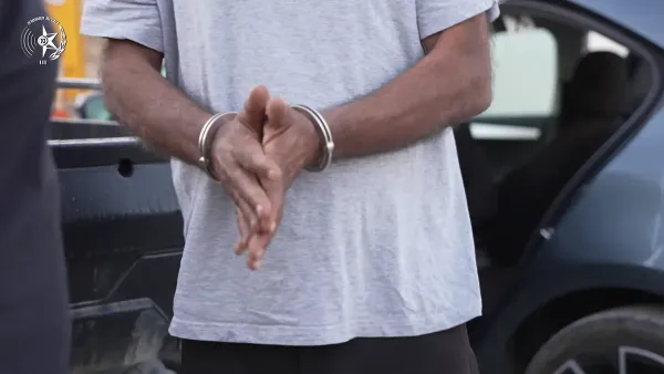 כוחות משטרה בפשיטה על יעדי פרוטקשן בדרום עם רכבי יוקרה שנתפסו במהלך המבצע