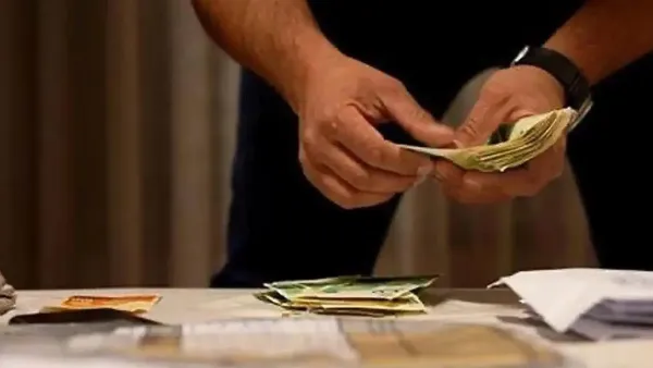 שחקני כדורגל על רקע סמל הביטוח הלאומי וחקירת הונאה רחבת היקף