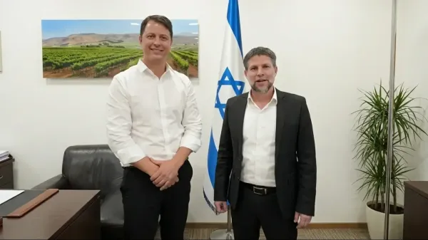 אלעד ארזי ובצלאל סמוטריץ במשרד מודיעים על ההטבה