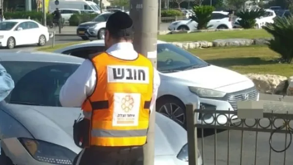 זירת תאונת דרכים בנתיבות עם רכב שפגע בעמוד ובגדר וצוותי רפואה מטפלים בהולכת רגל 