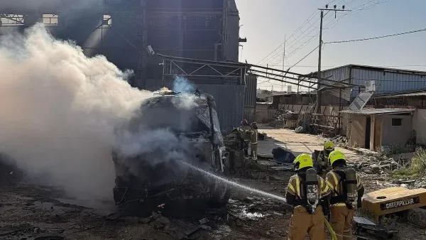 לוחמי אש פועלים בשריפת משאית וגרוטאות באזור התעשייה בבאר שבע