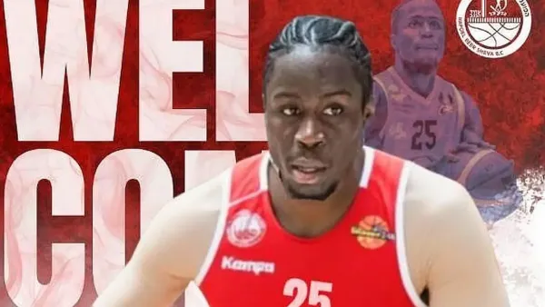  אייזיאה ריצ'ארדס במדי הפועל באר שבע דימונה לאחר החתימה בקבוצה