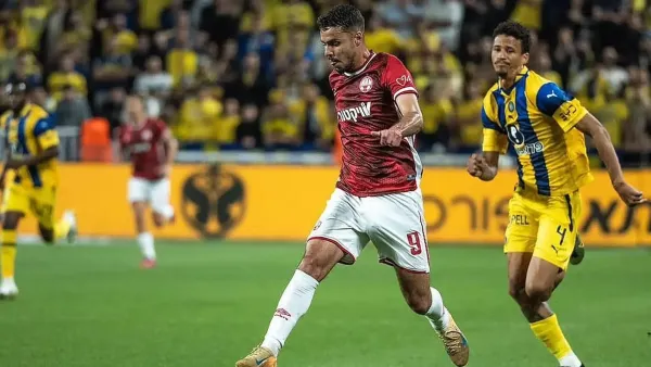 שחקני מכבי תל אביב חוגגים שער ניצחון מול הפועל באר שבע בבלומפילד