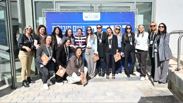 משתתפות בכנס נשים מובילות תעשייה בנאות חובב עם בכירות המשק הישראלי על במה מקצועית