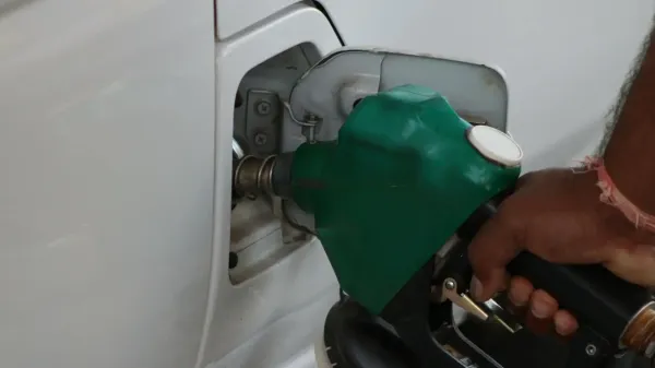 תחנת דלק בישראל עם שלט מחירים מעודכן לאחר עליית מחיר הבנזין ל-8.07 שקלים לליטר