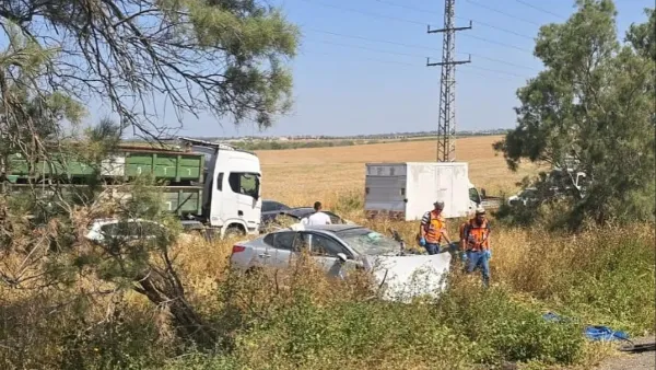 כוחות הצלה בזירת תאונת דרכים סמוך לצומת תלמי ביל"ו עם מעורבות משאית ושלושה כלי רכב