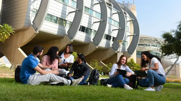 סטודנטים ללימודי דימות רפואי במעבדה אקדמית עם ציוד רפואי מתקדם בבאר שבע